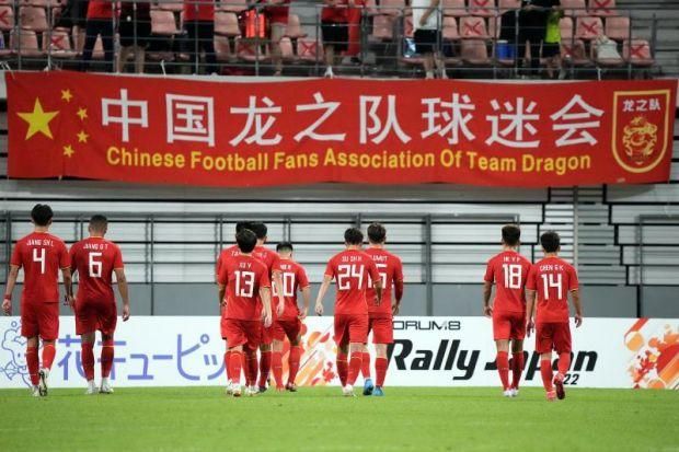 “贝尔纳多可以在任何位置踢球，当他移到右边时，球队就能向前推进。